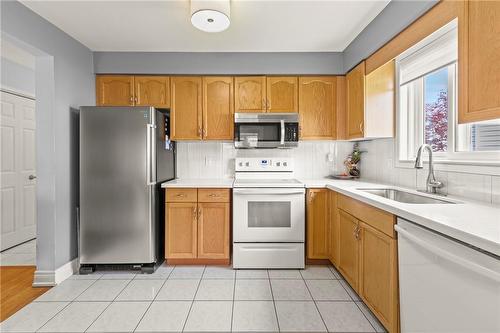7720 Yvette Crescent, Niagara Falls, ON - Indoor Photo Showing Kitchen