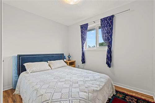 7720 Yvette Crescent, Niagara Falls, ON - Indoor Photo Showing Bedroom
