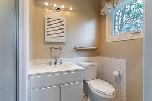 19 Terrace Drive, Hamilton, ON - Indoor Photo Showing Bathroom