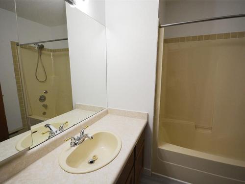 102-601 Wade Avenue, Penticton, BC - Indoor Photo Showing Bathroom