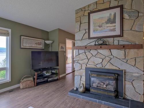 6562 Renfrew Road, Peachland, BC - Indoor Photo Showing Living Room With Fireplace