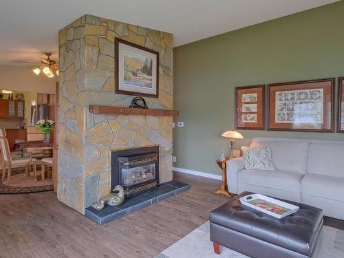 6562 Renfrew Road, Peachland, BC - Indoor Photo Showing Living Room With Fireplace