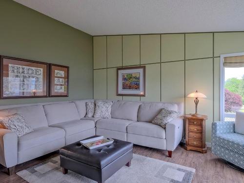 6562 Renfrew Road, Peachland, BC - Indoor Photo Showing Living Room
