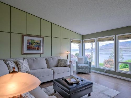 6562 Renfrew Road, Peachland, BC - Indoor Photo Showing Living Room