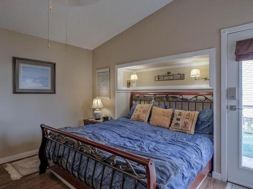6562 Renfrew Road, Peachland, BC - Indoor Photo Showing Bedroom