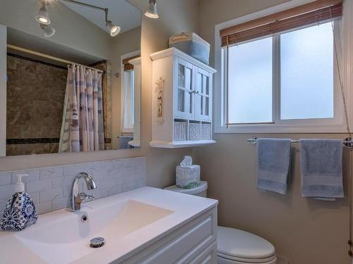 6562 Renfrew Road, Peachland, BC - Indoor Photo Showing Bathroom