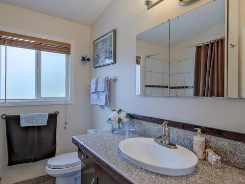 6562 Renfrew Road, Peachland, BC - Indoor Photo Showing Bathroom