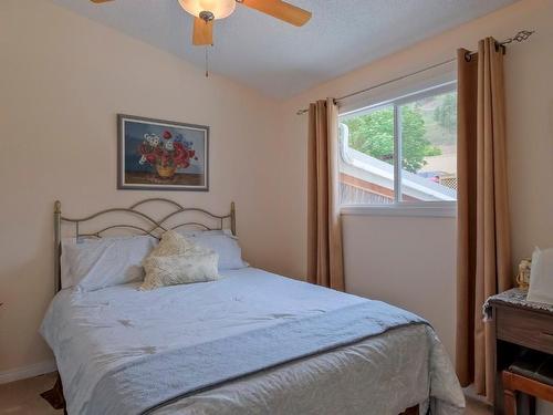 6562 Renfrew Road, Peachland, BC - Indoor Photo Showing Bedroom
