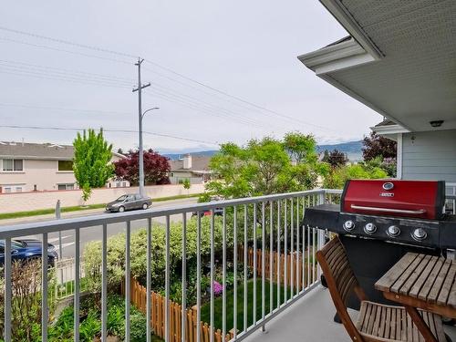 30-1853 Parkview Crescent, Kelowna, BC - Outdoor With Balcony With Exterior