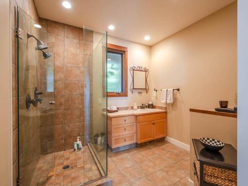 17019 Lakeshore Drive, Summerland, BC - Indoor Photo Showing Bathroom