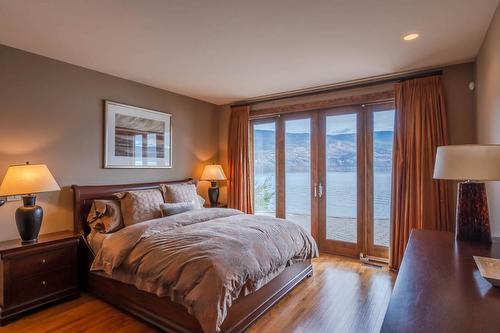 17019 Lakeshore Drive, Summerland, BC - Indoor Photo Showing Bedroom