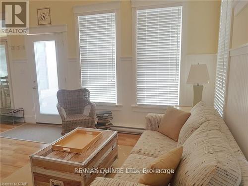 109 - 38 Butternut Lane, Prince Edward County, ON - Indoor Photo Showing Living Room