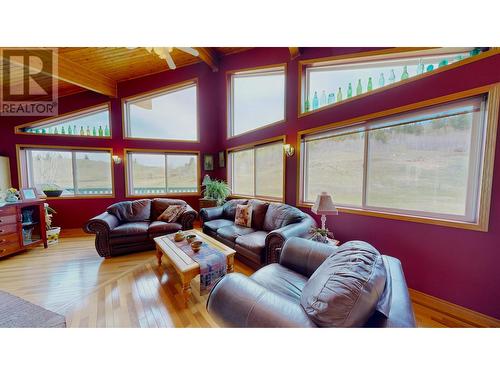 4221 Lodge Road, Lac La Hache, BC - Indoor Photo Showing Living Room