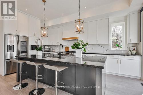 1050 Edgeleigh Avenue, Mississauga, ON - Indoor Photo Showing Kitchen With Stainless Steel Kitchen With Upgraded Kitchen