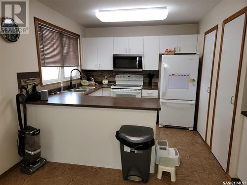 156 9Th Avenue E, Unity, SK - Indoor Photo Showing Kitchen With Double Sink