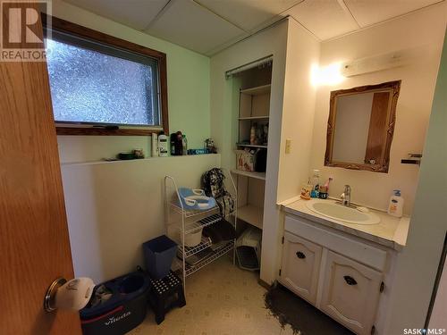 156 9Th Avenue E, Unity, SK - Indoor Photo Showing Bathroom