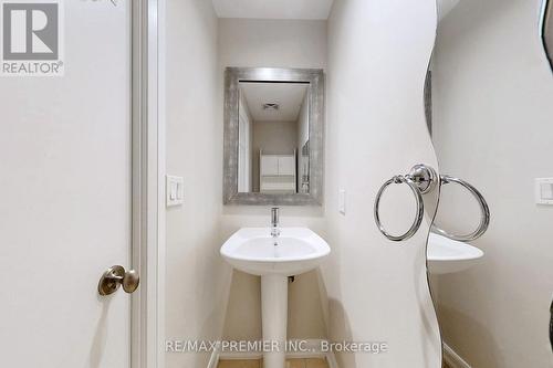 1105 - 111 Elizabeth Street, Toronto, ON - Indoor Photo Showing Bathroom