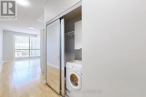 1105 - 111 Elizabeth Street, Toronto, ON - Indoor Photo Showing Laundry Room