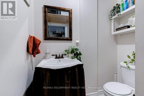 54 West Avenue N, Hamilton, ON - Indoor Photo Showing Bathroom