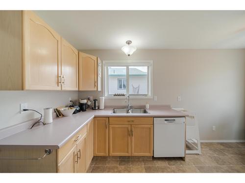 A - 212 10Th Street S, Cranbrook, BC - Indoor Photo Showing Kitchen With Double Sink