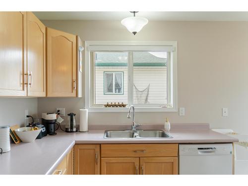 A - 212 10Th Street S, Cranbrook, BC - Indoor Photo Showing Kitchen With Double Sink