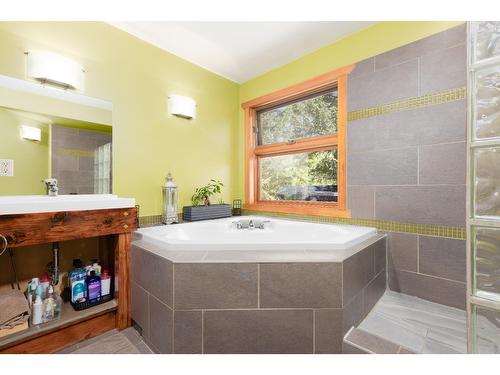 949 St Mary Lake Road, Kimberley, BC - Indoor Photo Showing Bathroom