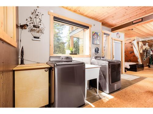 949 St Mary Lake Road, Kimberley, BC - Indoor Photo Showing Laundry Room