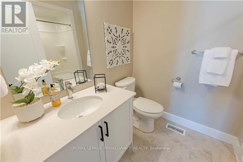 10 Ben Tekamp Terrace, Brockville, ON - Indoor Photo Showing Bathroom