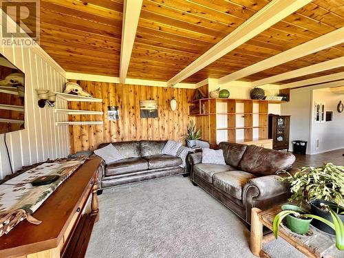 6028 West Fraser Road, Williams Lake, BC - Indoor Photo Showing Living Room