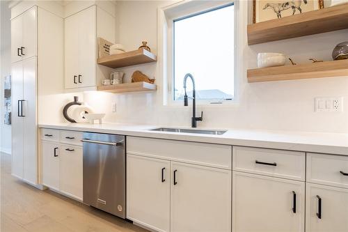 121 Whitefish Crescent, Stoney Creek, ON - Indoor Photo Showing Kitchen