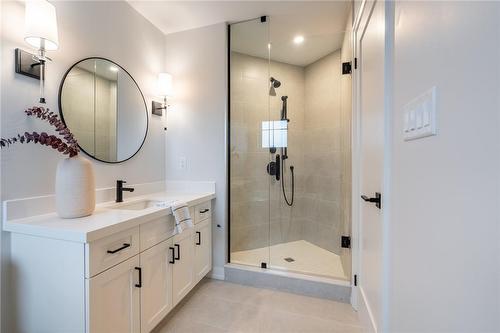 121 Whitefish Crescent, Stoney Creek, ON - Indoor Photo Showing Bathroom