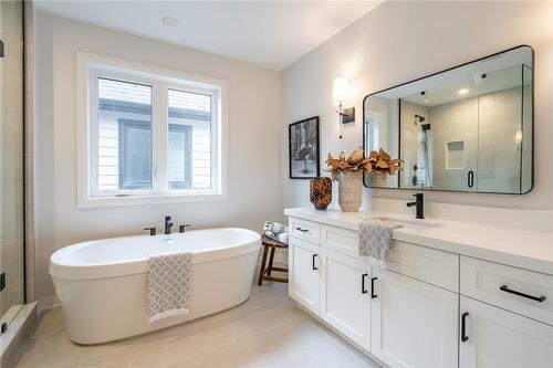 121 Whitefish Crescent, Stoney Creek, ON - Indoor Photo Showing Bathroom