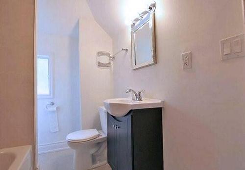 165 Barnesdale Avenue N, Hamilton, ON - Indoor Photo Showing Bathroom
