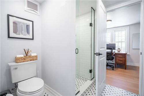 571 Plains Road W, Burlington, ON - Indoor Photo Showing Bathroom