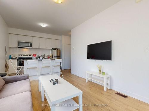 49-1740 Simcoe St, Oshawa, ON - Indoor Photo Showing Living Room