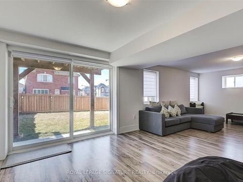 187 Ben Sinclair Ave, East Gwillimbury, ON - Indoor Photo Showing Living Room
