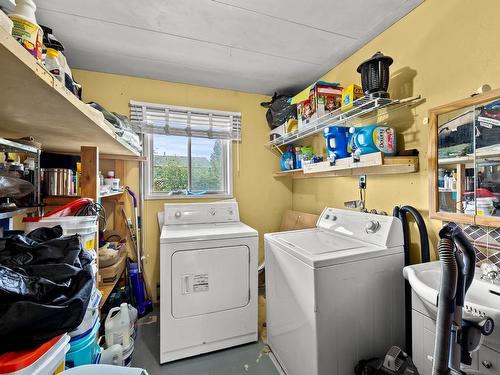 681 Richmond Ave, Kamloops, BC - Indoor Photo Showing Laundry Room