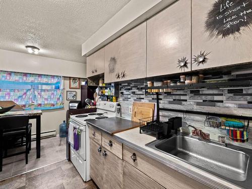 681 Richmond Ave, Kamloops, BC - Indoor Photo Showing Kitchen