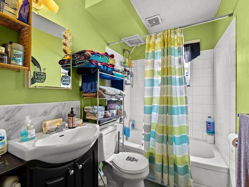 681 Richmond Ave, Kamloops, BC - Indoor Photo Showing Bathroom