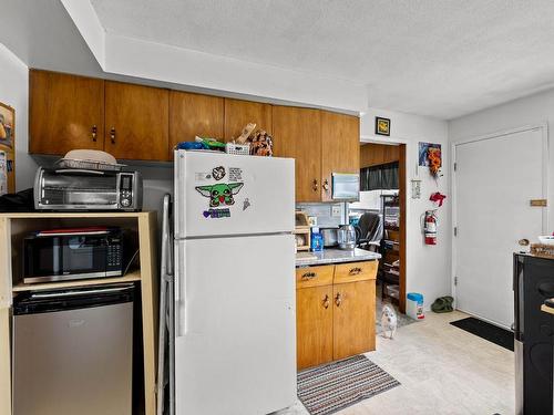 681 Richmond Ave, Kamloops, BC - Indoor Photo Showing Kitchen