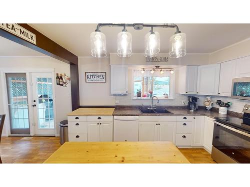 2617 2Nd Street S, Cranbrook, BC - Indoor Photo Showing Kitchen With Double Sink