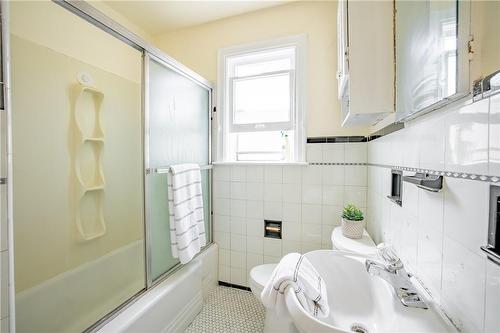 136 Glen Road, Hamilton, ON - Indoor Photo Showing Bathroom