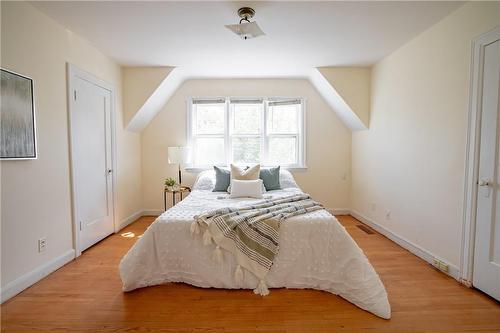 136 Glen Road, Hamilton, ON - Indoor Photo Showing Bedroom