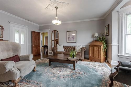 2411 Lakeshore Road, Burlington, ON - Indoor Photo Showing Living Room