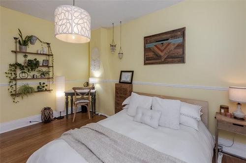 2411 Lakeshore Road, Burlington, ON - Indoor Photo Showing Bedroom