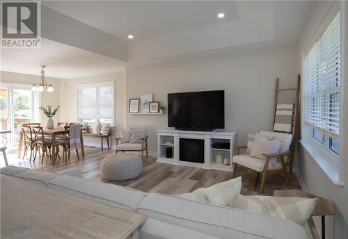 9 Durant Street, Petawawa, ON - Indoor Photo Showing Living Room