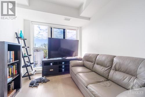 560 Rideau Street Unit#421, Ottawa, ON - Indoor Photo Showing Living Room