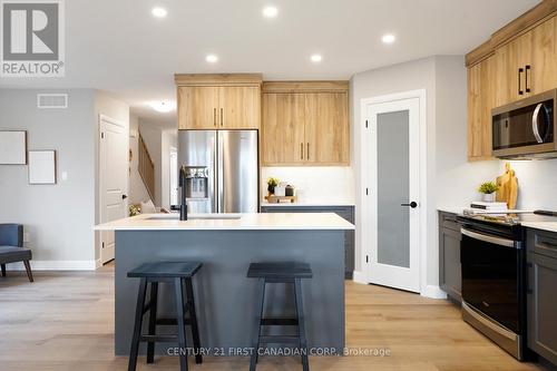 7 Sheldabren Street, North Middlesex, ON - Indoor Photo Showing Kitchen With Upgraded Kitchen