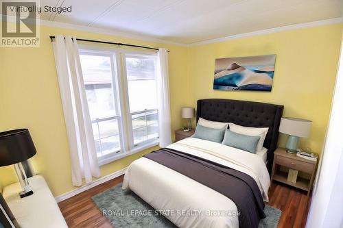 147 Maple Crescent, Hamilton, ON - Indoor Photo Showing Bedroom