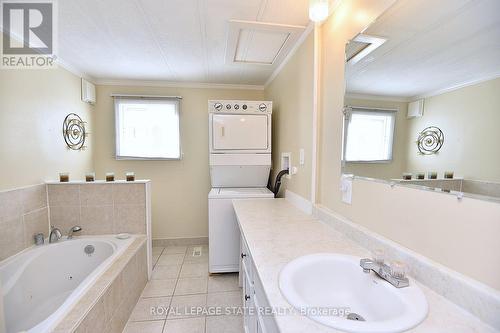 147 Maple Crescent, Hamilton, ON - Indoor Photo Showing Other Room